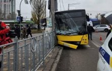 У Києві автобус в’їхав у стовп: постраждали пасажири (фото)