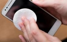Як правильно очистити екран смартфона від відбитків, не зашкодивши покриттю