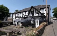 Огромный ботинок снаружи и египетский гроб внутри: назван самый странный паб в мире