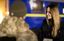 Появились новые снимки Джоли на украинской границе