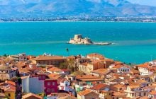 У Греції є прибережне місто з пляжем у формі півмісяця, яке колись було столицею