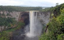 Єдину англомовну країну Південної Америки називають "землею багатьох вод": чим вона приваблива