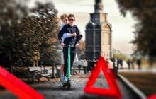 Пішоходи під загрозою: чому Київ ніяк не врегулює хаотичну їзду електросамокатів