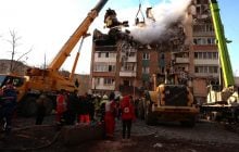 Патрульні показали перші хвилини після удару РФ по багатоповерхівці в Тернополі