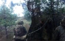 "На коліна, будь ласка!": у Серебрянському лісі американець взяв у полон росіян (відео)