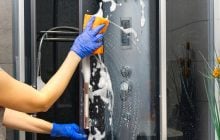 Душова кабіна буде як нова - без розводів і плям: чим її протерти один раз