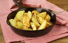 Жареная картошка не будет прилипать даже к старой сковороде: вот чем нужно ее посыпать