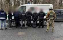 "С проблесковыми маячками": инкассаторы вывозили "уклонистов" до границы с Венгрией (видео)