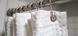 Як помити шторку для ванної від цвілі: професійна прибиральниця розповіла секрети