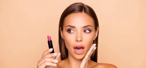 В моду вернулся популярный тренд макияжа губ из 90-х: как красить, чтобы казались больше