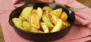 Жареная картошка не будет прилипать даже к старой сковороде: вот чем нужно ее посыпать