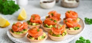 Святкові тарталетки за 15 хвилин: 4 смачні начинки для закусок