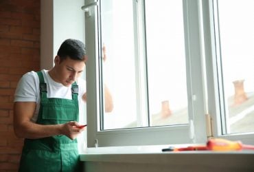 Пять минут и никаких сквозняков: простой способ, как перевести окна на зимний режим