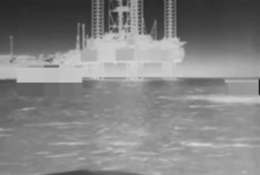 У Чорному морі ВМС вдарили по елітному спецпідрозділу росіян, який був на вишці Бойка (відео)