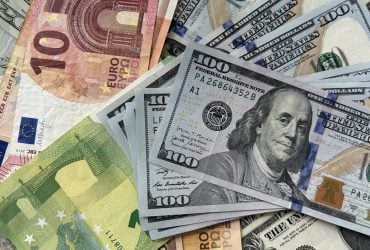 Чи перетне долар знову психологічну межу: прогноз курсу валют на найближчі дні