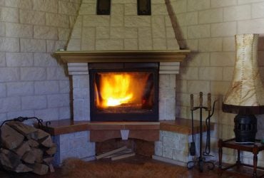 Цей засіб потрібно змішати з водою і вимити ним камін: сажа відлетить моментально