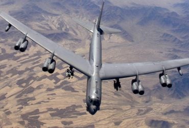 У США помітили бомбардувальник B-52 з новою ядерною крилатою ракетою (фото)