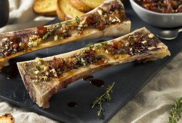 Гурмани їдять кістковий мозок ложками, а дієтологи - хвалять: чим він корисний