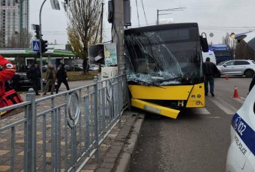 В Киеве автобус въехал в столб: пострадали пассажиры (фото)