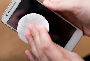 Як правильно очистити екран смартфона від відбитків, не зашкодивши покриттю