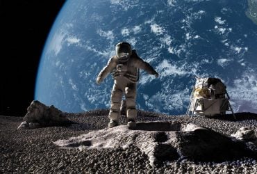 Китайские астронавты застряли в космосе после того, как в них врезался загадочный объект