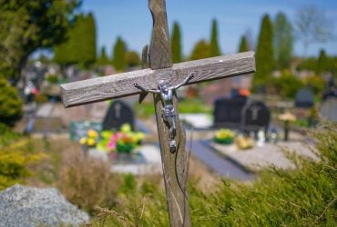 Куди подіти старий хрест з могили: священник пояснив, чи можна його просто викинути