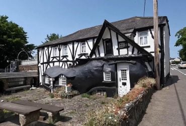 Огромный ботинок снаружи и египетский гроб внутри: назван самый странный паб в мире