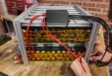 Блогер зібрав величезний павербанк, здатний живити будинок, з 500 старих вейпів