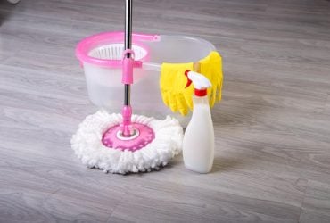 Добиться запаха "как после клининга" просто: 8 лучших добавок для мытья полов