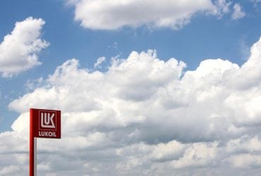 Залежна від Лукойлу: сусідці України загрожує паливна криза через санкції США