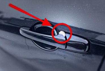 Популярная схема угона: зачем преступники оставляют монету в ручке автомобиля