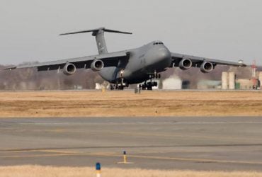 Сколько Хаммеров вмещает гигантский военный транспортник США: ответ впечатляет