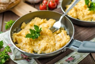 Как сделать болтунью пышной, как облака: есть одна простая добавка, о которой вы не думали