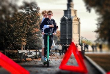 Пешеходы под угрозой: почему Киев никак не урегулирует хаотичную езду электросамокатов