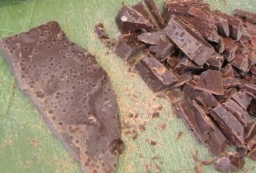 Чому шоколад біліє та чи можна його їсти: експертка розповіла про всі нюанси