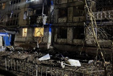 Россияне ударили по многоэтажке в Днепре, среди раненых есть ребенок (фото)