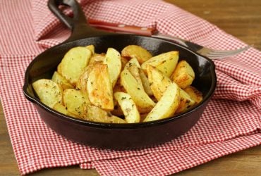 Смажена картопля не прилипатиме навіть до старої сковорідки: ось чим потрібно її посипати