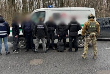 З проблисковими маячками: інкасатори вивозили ухилянтів до кордону з Угорщиною (відео)