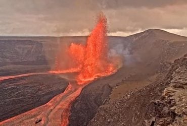Лавовые выбросы высотой с небоскреб: на Гавайях начал ослеплять "людей"