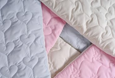 Пуховое одеяло можно постирать даже в домашних условиях, но есть два важных условия