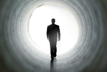 Почему люди видят свет в конце тоннеля перед смертью: этому есть научное объяснение