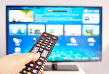 Чому, якщо кілька разів стукнути по пульту, батарейки знову починають працювати