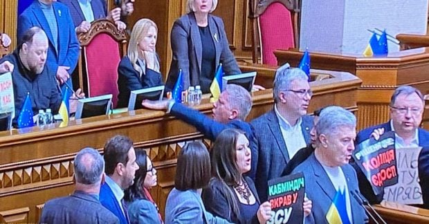 Відставка Галущенка і Гринчук: опозиція заблокувала трибуну, Рада пішла на перерву