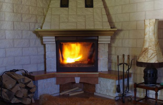 Это средство нужно смешать с водой и вымыть им камин: сажа "отлетит" моментально