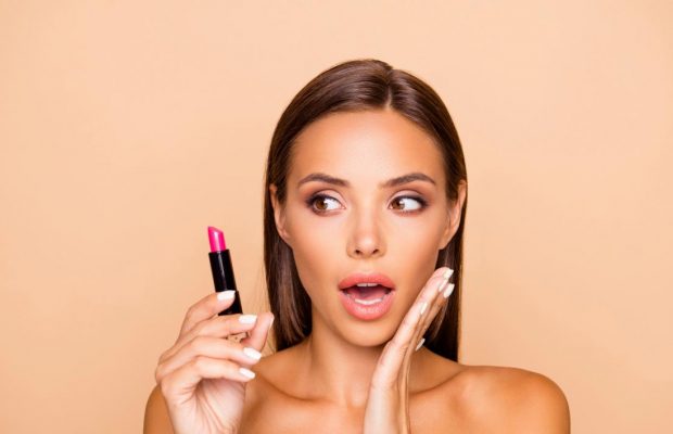У моду повернувся популярний тренд макіяжу губ із 90-х: як фарбувати, щоб здавалися більшими