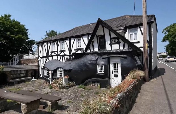 Огромный ботинок снаружи и египетский гроб внутри: назван самый странный паб в мире