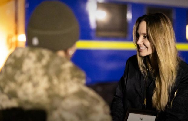 Анжеліна Джолі вперше вийшла на зв'язок після візиту в Україну та зробила важливу заяву