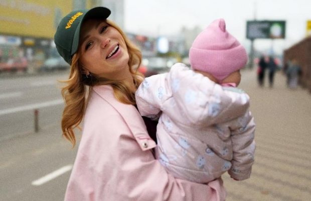 Анна Кошмал показала рідкісне фото з чоловіком та донькою