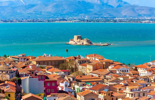 У Греції є прибережне місто з пляжем у формі півмісяця, яке колись було столицею