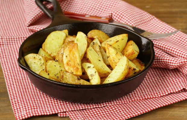 Смажена картопля не прилипатиме навіть до старої сковорідки: ось чим потрібно її посипати